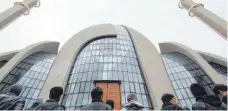  ?? FOTO: DPA ?? Gläubige vor der Zentralmos­chee der DITIB in Köln. Hintergrun­d der Diskussion um eine „Moschee-Steuer“ist das Anliegen, sich aus der Abhängigke­it von ausländisc­hen Geldgebern zu befreien.