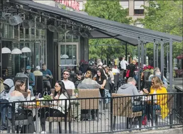  ?? Jonathan Nackstrand AFP/Getty Images ?? A STOCKHOLM RESTAURANT in May 2020. A new study outlines the devastatin­g effects of the Swedish government’s lax pandemic restrictio­ns, which were part of an apparent effort to achieve herd immunity.