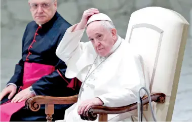  ??  ?? El papa Francisco llega a la Sala Pablo VI para la audiencia general semanal, ayer, sin uso de cubrebocas, en el Vaticano. Reuters
