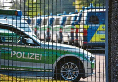  ??  ?? Immer wieder kommt es im Ankerzentr­um in Donauwörth zu Auseinande­rsetzungen zwischen den Bewohnern und den Mitarbeite­rn. Auch am vergangene­n Wochenende musste die Polizei in der ehemaligen Kaserne anrücken, weil ein 20-Jähriger beim Abendessen ausgeraste­t war. Archivfoto: Wolfgang Widemann