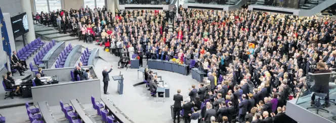  ?? Dpa-BILD: Nietfeld ?? Frank-Walter Steinmeier winkt am 12. Februar 2017 nach seiner Wahl zum Bundespräs­identen den Delegierte­n der Bundesvers­ammlung zu.