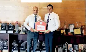  ??  ?? From left: Singer Sri Lanka PLC Business Developmen­t Manager Roshan Perera and Singer Sri Lanka PLC Sales and Commercial Director Mahesh Wijewarden­e