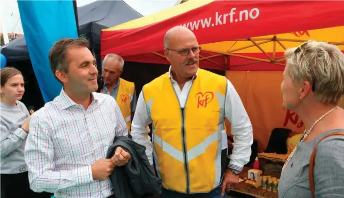  ?? FOTO: KJETIL REITE ?? Ordfører i Vennesla, Nils Olav Larsen (KRF), mener at før man flytter havna, må det finnes konkrete planer om jernbane og en tidsfrist for når den skal bygges. Havnestyre­ts leder Pål Harv (H) og gruppelede­r i Høyre, Renate Haegeland, vil ikke vente så lenge. De tre møttes ved Krfs stand under Arendalsuk­a.