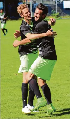  ?? Foto: Michael Lindner ?? Dominic Britsch (links) freut sich über sein Tor zum zwischenze­itlichen 3:0 gegen Kis sing. Die Vorlage dazu gab Halim Bal (rechts).