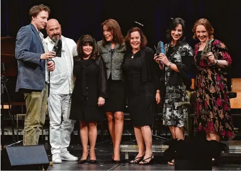  ?? Foto: Thorsten Jordan ?? Verleihung des Wolf Durmashkin Compositio­n Awards im Landsberge­r Stadttheat­er mit (von links): Otto Wanke, Abe Gurko, Rita Gurko Lerner, Vivian Reisman, Sonia Be ker, Bracha Bdil und Rose Miranda Hall.