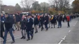  ?? FOTO JOHNNY GEURTS ?? Tijdens de wandeling werd er gepraat over de komst van het asielcentr­um in Grote-Spouwen.