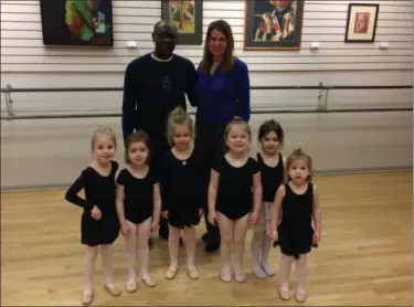  ?? CHAD FELTON —THE NEWS-HERALD ?? Fairmount Center for the Arts Executive Director Jeannie Fleming-Gifford with instructor Fredrick Moodie and a young class of dancers at the school in Russell Township.