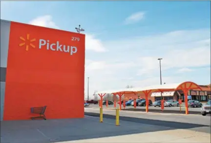  ?? LAUREN HALLIGAN — LHALLIGAN@DIGITALFIR­STMEDIA.COM ?? Customers can now use the new grocery pickup area at Walmart in East Greenbush.