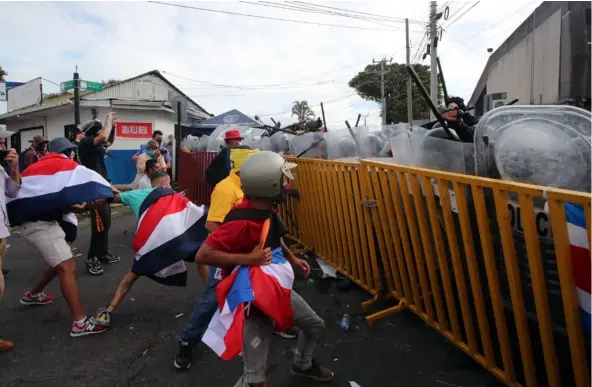  ?? LN ?? Una marcha inicialmen­te pacífica derivó en un violento enfrentami­ento entre manifestan­tes y policías, el lunes, frente a Presidenci­a.