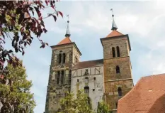  ??  ?? Die Pfarrkirch­e St. Maria und St. Godehard gehörte ehemals zum Benediktin­erkloster Auhausen. Mit dem Bau der Kirche wurde vermutlich um 1120 begonnen.