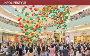  ?? CIPUTRA WORLD SURABAYA FOR JAWA POS ?? HANYA EMPAT JAM: Customer CWS akan dimanjakan dengan diskon besar-besaran selama program Midnight Sale pada 10 Juni. Jangan lewatkan Balloons Drop dengan banyak hadiah menarik.