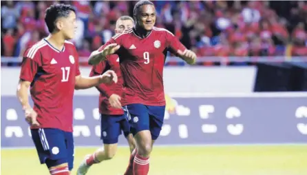  ?? RAFAEL PACHECO ?? Jostin Daly aprovechó el cobro de tiro de esquina de Alejandro Bran para imponerse en las alturas y abrir el marcador contra El Salvador, antenoche en el Estadio Nacional.