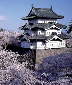  ??  ?? Mete Hirosaki Park, nella regione Tohoku, con castello e fioritura dei ciliegi