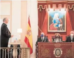  ?? // DE SAN BERNARDO ?? Enrique Moradiello­s, ayer, durante la lectura de su discurso de ingreso en la Academia de la Historia