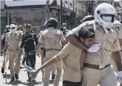  ??  ?? 0 Indian police deal with a migrant workers’ protest in Gujurat