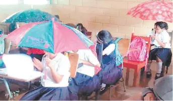  ?? FOTO: EL HERALDO ?? Pese al mal estado del tejado de la escuela y el riesgo a la salud que representa para los niños, no se han suspendido las jornadas de clases.