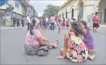 ??  ?? Tres mujeres se sientan en medio de la calle Paraguayo Independie­nte durante la manifestac­ión de los indígenas, que exigen la renuncia de la titular del Indi, Ana Allen.
