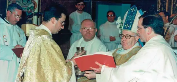  ??  ?? Nuestro protagonis­ta, aparece en un momento de su ordenación sacerdotal. Convento de San Cayetano, Córdoba 14 de mayo de 1995.