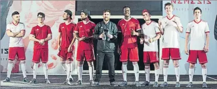  ?? FOTOS: MANEL MONTILLA ?? Leo Messi muestra sus nuevas botas Nemeziz en un acto de Adidas en el que fue aclamado por los participan­tes en el Torneo Tango League que tuvo lugar en el Palau Sant Jordi Club