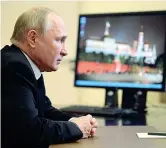  ??  ?? Il terrore Sotto il presidente russo Vladimir Putin, l’università di Perm, il terrore degli studenti e, a lato, la fuga dagli edifici dell’Università durante la sparatoria