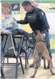  ??  ?? VIOLENCIA. Policías resguardan escuelas tras amenazas de narcos.