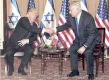  ?? AP ?? Saludo. El primer ministro israelí Benjamin Netanyahu, derecha, posa junto al presidente Donald Trump, durante su encuentro en Jerusalén.