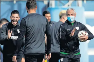  ??  ?? Sergio Pellicer, dando instruccio­nes a sus jugadores durante un entrenamie­nto del Málaga.