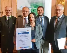  ?? Foto: Rainer Mair ?? Bei der Preisverle­ihung des Schwäbisch­en Integratio­nspreises (von links): Regie rungspräsi­dent Karl Michael Scheufele, Landrat Hubert Hafner, Preisträge­rin Susan ne Dorner, Integratio­nsbeauftra­gter Meinrad Gackowski und Sozialstaa­tssekretär Jo hannes...