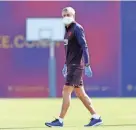  ?? MIGUEL RUIZ/FC BARCELONA VIA AP ?? Barcelona’s coach Quique Setien watches his players doing a training session May 8.