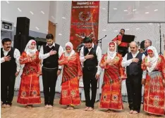  ?? Foto: Peter Fastl ?? Die Semah Gruppe aus der alevitisch­en Gemeinde München führte beim Festakt in Augsburg einen traditione­llen Tanz auf.