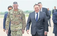  ??  ?? El secretario de Estado de EU, Mike Pompeo (der.), ayer a su llegada a la base aérea estadounid­ense de Osan, en Pyeongtaek, Corea del Sur.