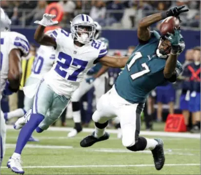  ?? MICHAEL AINSWORTH — THE ASSOCIATED PRESS ?? Eagles receiver Alshon Jeffery, right, makes a rather brilliant one-handed grab for a touchdown to help key a second half in which the Eagles outscored the Dallas Cowboys 30-zip Sunday night in Arlington, Texas.