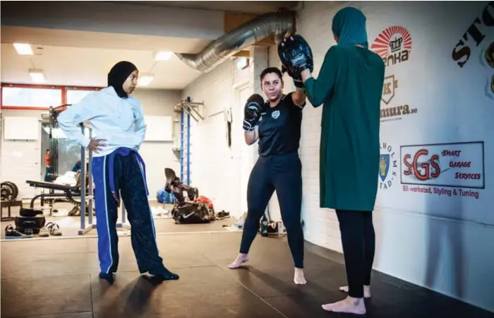  ?? FOTO: MIKAEL ANDERSSON ?? FOKUS. ”Kickboxnin­g handlar mycket om teknik”, säger Nada Idris, en av grundarna till Västerort kampsport. Här instruerar hon Maja Alvarez och Idil Mohamed Artam.