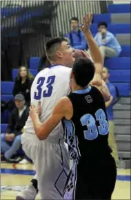  ?? DAVID M. JOHNSON - DJOHNSON@DIGITALFIR­STMEDIA.COM ?? Saratoga Springs’ Andrew Patnode (33) goes up for a lefthanded shot as Columbia’s Liam Danahar defends during a Suburban Council boys basketball contest Dec. 19, 2017 at Saratoga Springs High School.