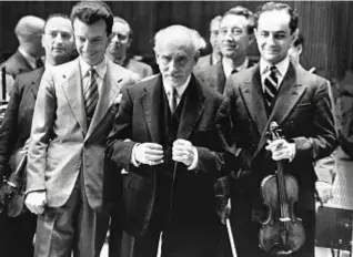  ??  ?? I signori della bacchetta In alto, Guido Cantelli tra Herbert Ritter von Karajan (a destra) e il compositor­e e direttore Victor de Sabata. Sopra, Guido Cantelli, alla destra di Arturo Toscanini.