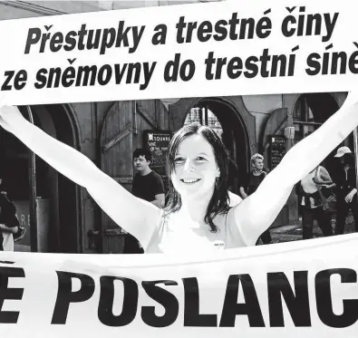  ?? Se v minulosti vyslovil kdekdo. V roce 2006 na Malé Straně například strana SNK Evropští demokraté. FOTO ČTK ?? Za zrušení imunity zákonodárc­ů