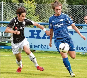  ?? Foto: Ernst Mayer ?? Mann des Tages aufseiten der Königsblau­en war Marco Boyer: Der Neuzugang von Schwaben Augsburg (hier im Duell mit dem Geretsried­er Ryosuke Kikuchi) erzielte zwei Tore.