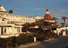  ??  ?? Geschichts­trächtig: Das altehrwürd­ige und im Jahr 1888 etablierte Hotel Del Coronado