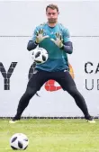  ?? FOTO: DPA ?? Dicke Backen beim Training: Manuel Neuer.