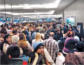  ??  ?? Mucha paciencia. El sector de check in de Aeroparque, ayer a las 19.