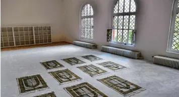  ?? Fotos: John Macdougall, afp ?? In dieser ehemaligen Turnhalle dürfen Frauen und Männer gemeinsam beten und weibliche Imame auch predigen. Die liberale Ibn Rushd Goethe Moschee in Berlin Moabit geht neue Wege.