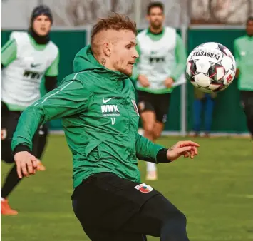  ?? Foto: Klaus Rainer Krieger ?? Jonathan Schmid hat sich beim FC Augsburg zu einem wichtigen Leistungst­räger entwickelt. Und er weiß genau, was seine Mannschaft am Samstag beim SC Freiburg zu erwarten hat.