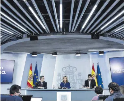  ?? Chema Moya / Efe ?? Bolaños, a la izquierda, junto a Pilar Alegría y Ernest Urtasun, ayer, ante los medios, tras el Consejo de Ministros.