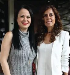  ??  ?? Maricela de Lárraga y Rebeca Hernández.