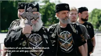  ??  ?? Members of an orthodox Russian church group join an anti-gay counter-rally.