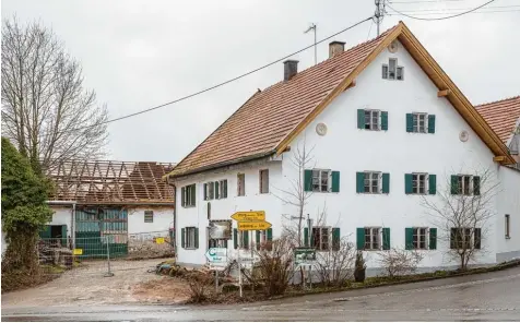  ?? Foto: Julian Leitenstor­fer ?? Dieses Anwesen in der Ammerseest­raße hat die Gemeinde Schwifting im vergangene­n Jahr erworben. Heuer soll es abgerissen werden und Platz für Mietwohnun­gen machen. Die Kosten für den Abriss sind Teil des Haushalts, der jetzt verabschie­det wurde.