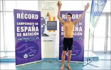  ??  ?? RÉCORD METEÓRICO. Hugo González tocó la campana, incluso rompió la cuerda de la fuerza.