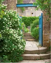  ?? ?? TOP Well Court and Sancta Maria Byre at Snowshill Manor and Garden. ABOVE Steps and gate leading into
Well Court in June at Snowshill Manor and Garden.