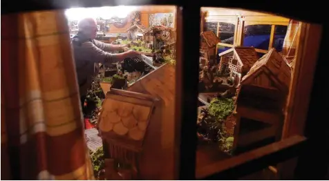  ?? Fotos: Marcus Merk ?? Im Gartenhäus­chen von Günther Kriebel warten Dutzende Krippen auf die Adventsmar­kt Saison. Der Rentner hat sie alle selbst gebaut.