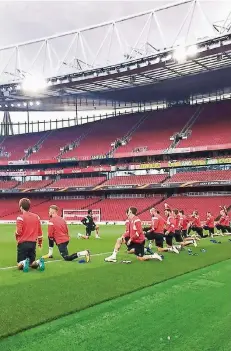  ?? FOTO: SCHERER ?? Die Kölner Profis beim Aufwärmpro­gramm im Londoner Emirates Stadion, der Spielstätt­e des Premier-League-Klubs FC Arsenal.